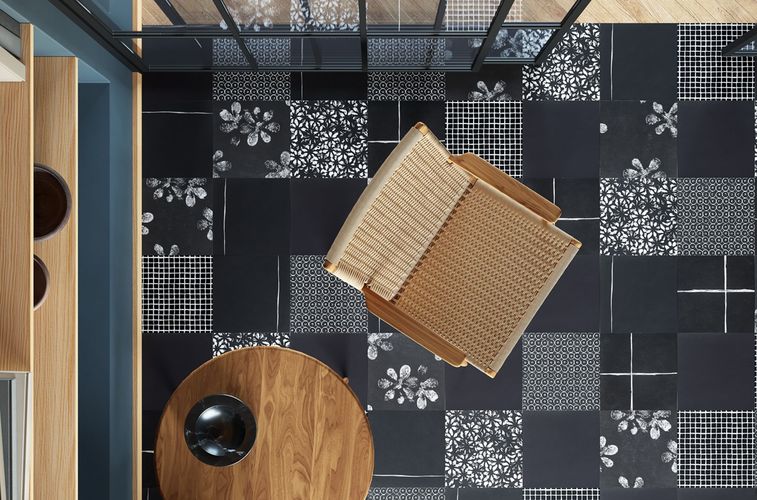 Černobílá stylová podlaha s designovou dlažbou Chymia | Kolekce navržená studiem Laboratorio Avallone