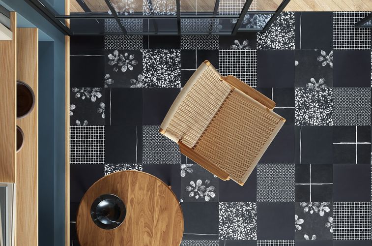 Černobílá stylová podlaha s designovou dlažbou Chymia | Kolekce navržená studiem Laboratorio Avallone