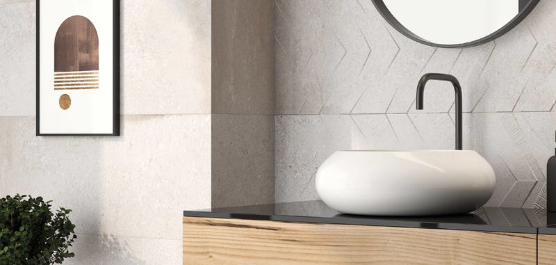 Obklad Origin na stěně koupelny | Koupelnu či kuchyň může zatraktivnit také keramický dekor s dekory jemných šipek
