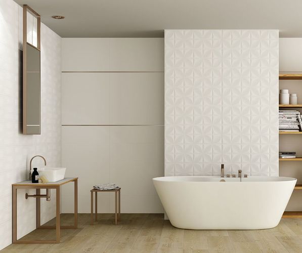 Moderní koupelna s bílými obklady a podlahou v designu dřeva | Obkladačky Polar budou vypadat hezky s dlažbou v imitaci dřeva či kamene