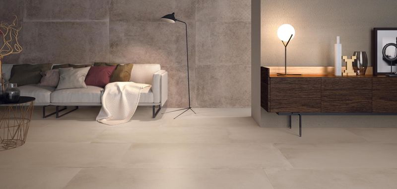 Dlažba v designu betonu Art vypadá skvěle nejen na podlaze, ale i za pohovkou v obývacím pokoji. | pokračování (obývací pokoj)