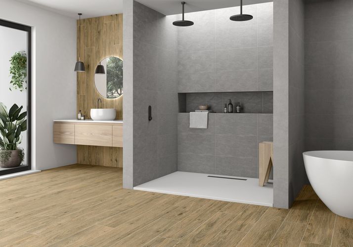 Dlažba Ragusa v dekoru dřeva na stěně i podlaze v koupelně | Dlažby v designu dřeva se u našich zákazníků těší velké oblibě. Inspirujte se jejich řešeními