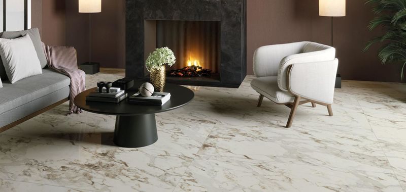 Interiér s velkoformátovými keramickými dlaždicemi v imitaci mramoru | Dlaždice Purity of Marble Brecce lze pokládat s minimální spárou