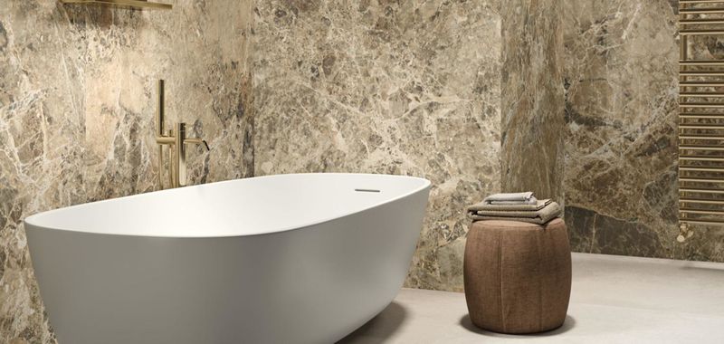 Imitace mramoru na keramických dlaždicích je do koupelny mnohem vhodnější než pravý mramor | Jak může vypadat dlažba imitující mramor v interiéru? Inspirujte se naším zákazníkem