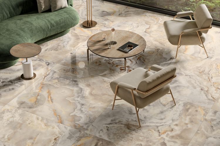 Interiér s luxusní keramickou dlažbou Cosmic Ivory | Velkoformátové desky La Marmoteca mají spoustu krásných barev v lesklém i matném provedení