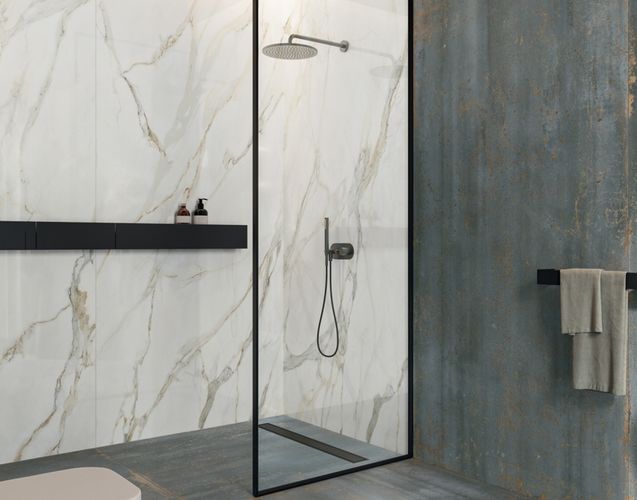 Koupelna s velkoformátovou dlažbou a obkladem Grey stone | Inspirujte se příběhem našeho zákazníka, který do interiéru zvolil velký „mramorový“ formát