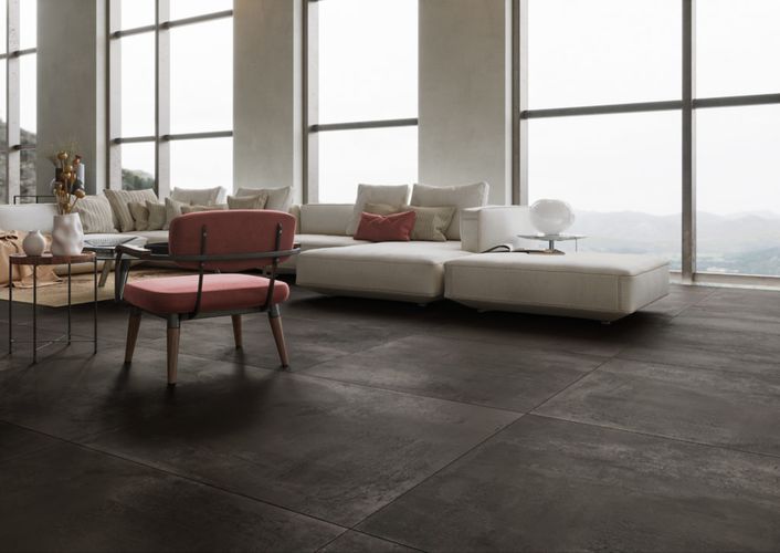 Velkoformátové dlaždice Metallic v hnědé barvě v obývacím pokoji | Velký formát dlaždic prostor opticky sjednotí a zvětší
