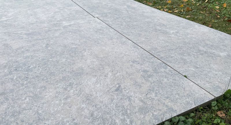 Keramická dlažba na terasu v imitaci travertinu | 2cm dlažba Silver Travertine má na povrchu dokonale vyobrazenou kresbu i pórovitost travertinu