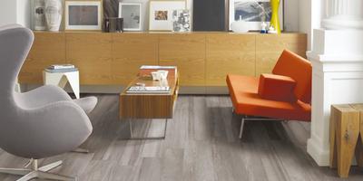 Travel Eastgrey - Dlažba imitující dřevo Travel Eastgrey v obývacím pokoji., Formát: 20 × 120 cm, Dostupnost: Běžně do 10 dnů