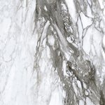 Obklad a dlažba imitace mramoru Roberto Cavalli Lush Calacatta renoir na podlaze v obývacím pokoji - Designový obklad a dlažba Lush