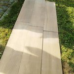 Keramická 2cm dlažba na terasy Signature imitace dřeva SI 01 světle béžová na trávě - Dlažba Signature II. jakost