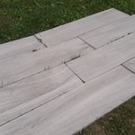 Venkovní dlažba Jurupa 02 Cool sv. šedá barva imitace dřeva položená na trávě - Dlažba Jurupa JP 02 II. jakost