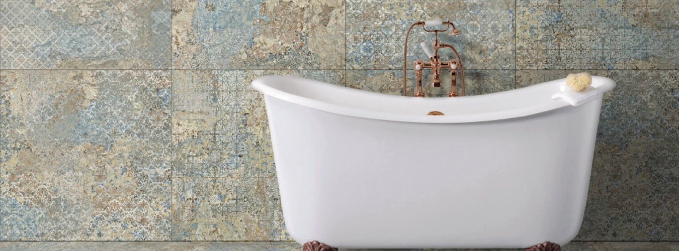 Velkoformátový obklad a dlažba imitující koberec v koupelně