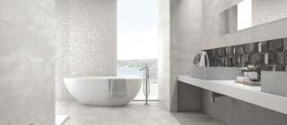Koupelna se šedým velkoformátovým obkladem a dlažbou Ionic