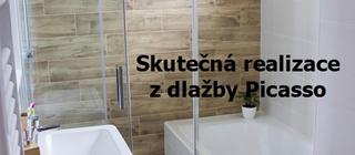 Realizace koupelny s dlažbou imitující dřevo Picasso Tinder, která je použita i jako obklad na stěně spolu s bílými obklady na stěně a obvodu vany