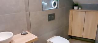Realizace koupelny s šedou dlažbou Ark silver 60x120 cm na podlaze i stěně