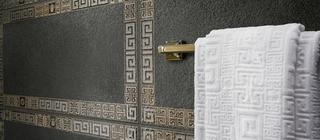 Obklad Greek se zlatým dekorem beton černá koupelna