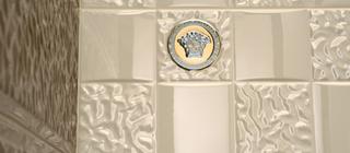 Typická medusa Versace na obkladu v koupelně