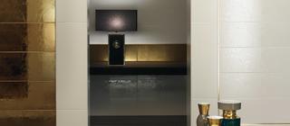 Zlaté prvky dotváří celkový styl koupelny Versace