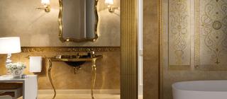 Zlatá mozaika Versace koupelna