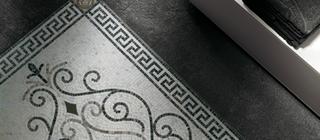Černá mozaika Versace podlaha interiér ložnice