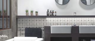 Svěží dekor a jednoduchý obklad v imitaci betonu  ze série Hi-Tech prozáří koupelnu