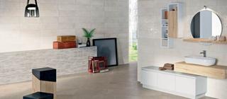 Moderní světlá koupelna s béžovou dlažbou a krémovými obklady Background v imitaci betonu