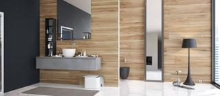 Dlažba v imitaci mramoru v kombinaci s imitací dřeva v koupelně.