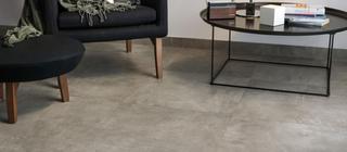 Dlažba v imitaci betonu Warm Grey se hodí do každého interiéru.
