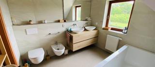 Realizace koupelny s keramickým obkladem Hills Collagna v imitaci kamene béžová barva