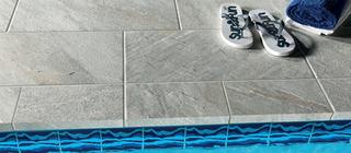 Díky protiskluznému povrchu použijte dlažbu imitující kámen Stonequartz i k bazénu- zde odstín perla