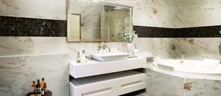 Kombinace bílého a tmavého obkladu Canova Arni v koupelně.