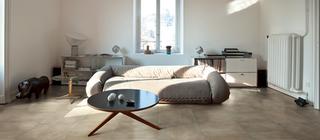 Dlažba Materika v hnědé barvě imitující beton v obývací místnosti