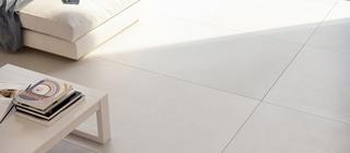 Obývací pokoj s elegantní velkoformátovou dlažbou v imitaci betonu Stucchi Bianco