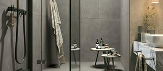 Dlažba imitující beton Glocal vynikne také v koupelně. Zde odstín Type.
