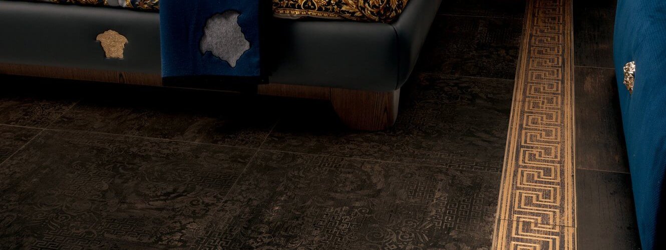 Dlažba v dekoru dřeva s patchworkovým dekorem s listelou typickou pro Versace