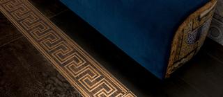 Dlažba Eterno v dekoru dřeva s patchworkovým dekorem s listelou Versace