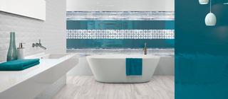 Zajímavé použití dvou typů dekorací u obkladu do koupelny Perlage modrozelená barva