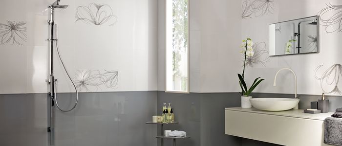 Bílošedá kombinace koupelnového obkladu s květinovým dekorem v koupelně