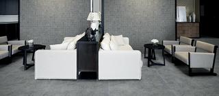 Dlažba gallura fumo šedá barva v obývacím pokoji