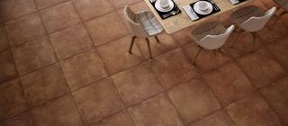Dlažba imitující beton v hnědé barvě Il casale v jídelně rustikální