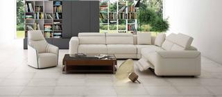 Dlažba v imitaci betonu v bílé barvě Il casale v obývacím pokoji