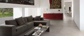 Dlažba Glance imitace betonu šedá barva v obývacím pokoji