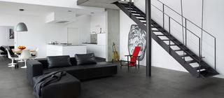 Dlažba Glance imitace betonu černá barva obývací pokoj