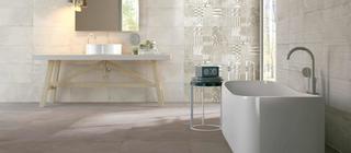 Obklad a dlažba imitace betonu Extreme barva almond s dekorem v koupelně