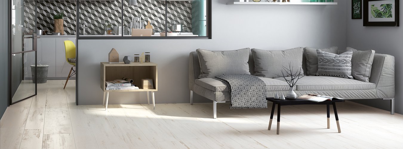 Dlažba v dekoru dřeva Pierwood bílá barva v obývacím pokoji