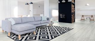 Dlažba v imitaci dřeva Atelier v bílé barvě obývací pokoj