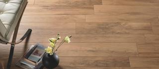 Dlažba v imitaci dřeva Xilema ciliegio hnědá barva v obývacím pokoji