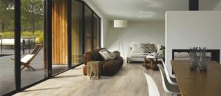 Dlažba v imitaci dřeva Xilema frassino béžová barva v obývacím pokoji