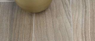 Dlažba imitace dřeva Tayga na podlaze v kuchyni hnědá barva